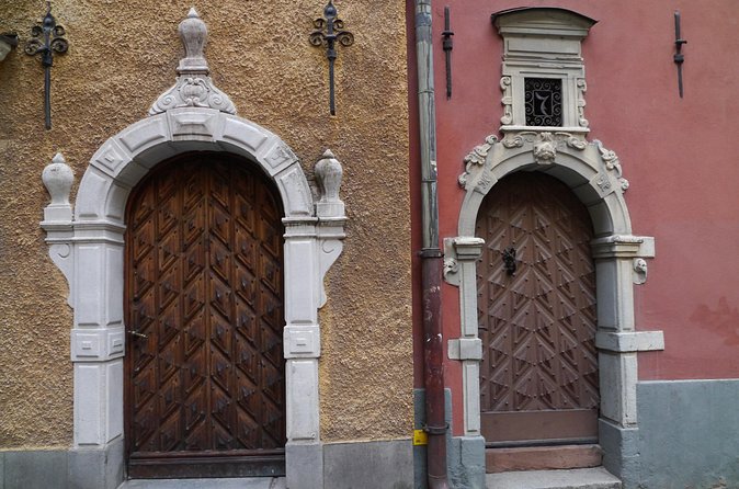 Bloody Stockholm 2h - ghosts, horror and Dark Folklore Tour - Stop 3 in Old Town: protection with iron, Tomte, and the door