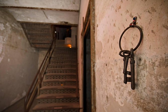 Charleston Haunted Jail Night-Time Walking Tour with Admission to Old City Jail - First Stop at 21 Magazine St: how the night tour starts
