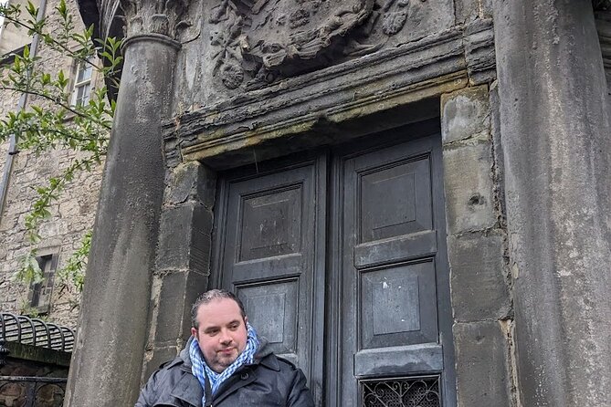 Dark History and Ghost Tour of Edinburgh - Mercat Cross: 17th-century street life with a dark edge