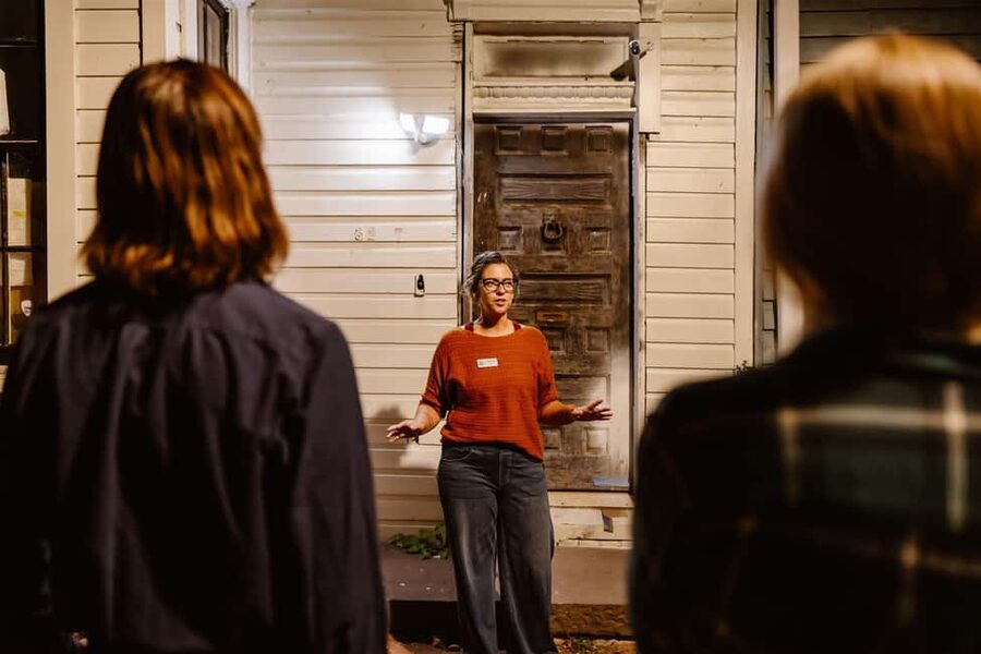 DC: Ghosts of Georgetown Haunted History Nighttime Tour - The middle of the walk: photo stops, porch details, and Victorian-era darkness