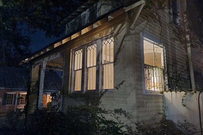 Doctor Buzzard's Goodtime Ghost Tour - Small group size: the difference between crowd noise and real questions