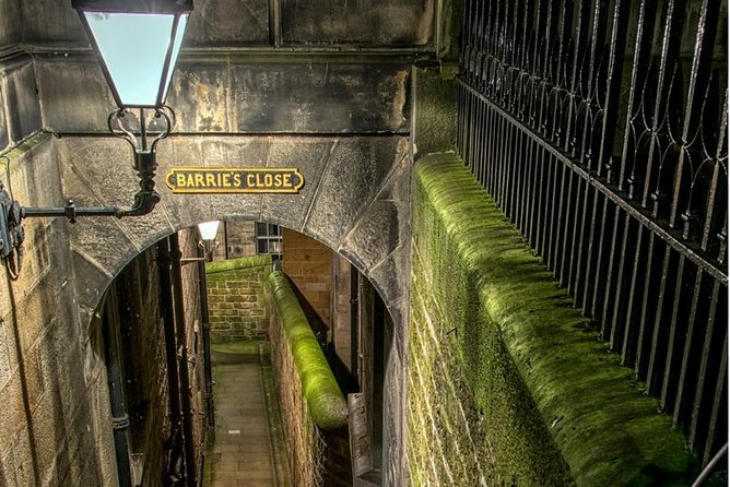 Edinburgh 2 Hour Nighttime Ghost Tour Italian Tour Guide - Meeting at High Street, Then Getting Oriented Fast