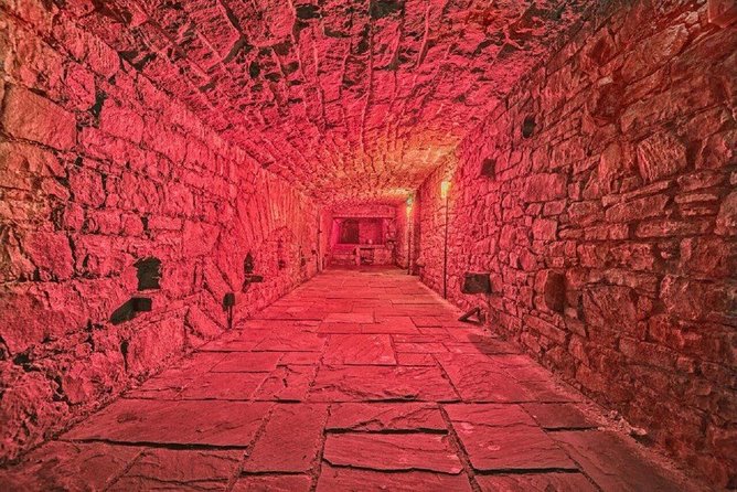 Ghost Tour in Spanish - Underground vaults and the window trick: the main event