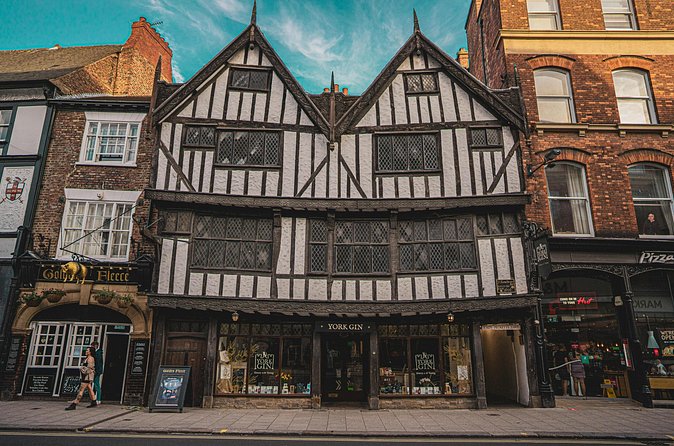 Ghosts and Ghouls Haunted York Self Guided Audio Tour - Stop 2: Treasurer’s House and chilling tales inside