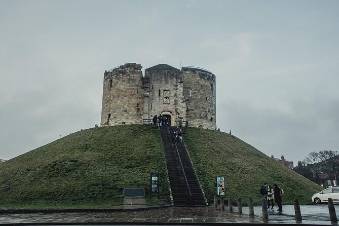 Ghosts and Ghouls Haunted York Self Guided Audio Tour - Shambles: the medieval street walk and the Golden Fleece pause