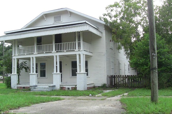Ghosts and Graveyard Tour of Pensacola - Start at an active funeral home: embalming, respect, and the tone shift