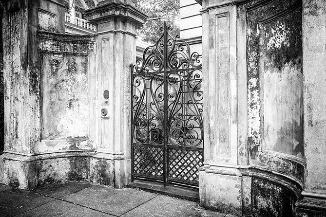 Ghosts of Charleston Night-Time Walking Tour with Unitarian Church Graveyard - What the Guides Do Best: Storytelling That Stays Moving