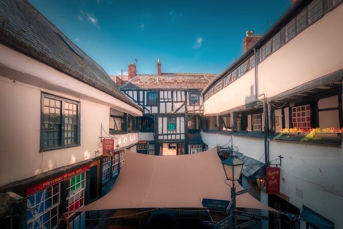 Guided walking tour : Ghosts & Giggles Of Gloucester - Walking comfort: what to wear and how to pace yourself