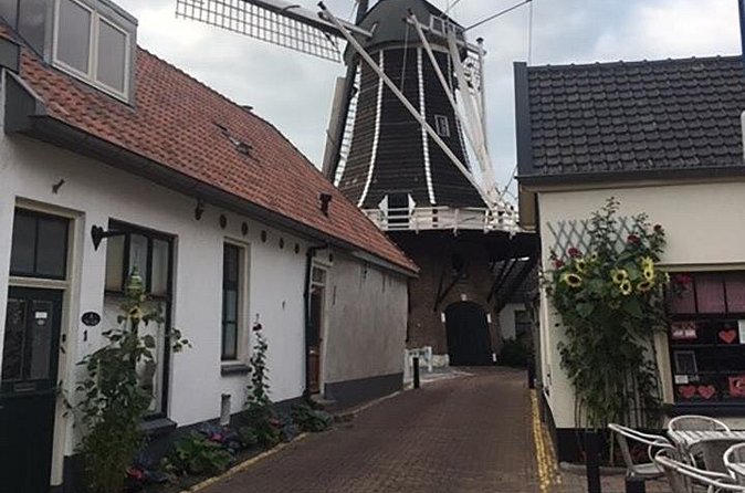 Hattem's Windmills, Bakeries and Ghosts: A Self-Guided Audio Tour - The Nearly-1,000-Year-Old Church: Two Organs, White Ceiling Flowers, Gravestones
