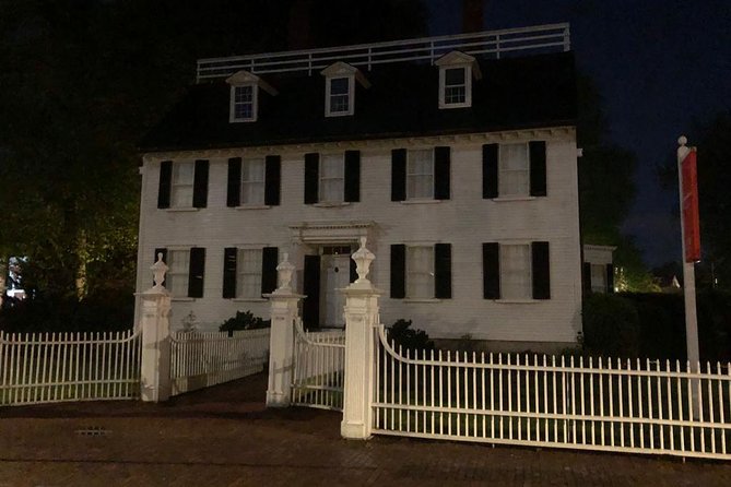 Haunted Footsteps Best Ghost & Paranormal Salem Tour - Lantern-Lit Salem Streets: How The 90 Minutes Really Feel