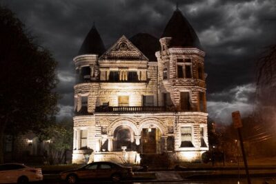 Lace, Lunacy, and Loss: Louisville Ghost Tours - Your one-hour route on foot: pace, photos, and hearing the guide