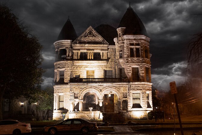 Lace, Lunacy, and Loss: Louisville Ghost Tours - Your one-hour route on foot: pace, photos, and hearing the guide