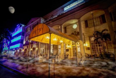 Menace, Murder & Malice: Miami Ghost Tours - Meet at the Art Deco Gift Shop and Get Oriented Fast