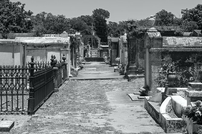 New Orleans Cemetery Bus Tour with Exclusive Cemetery Access - On the Bus: Comfort, Group Size, and How the Night Flow Works