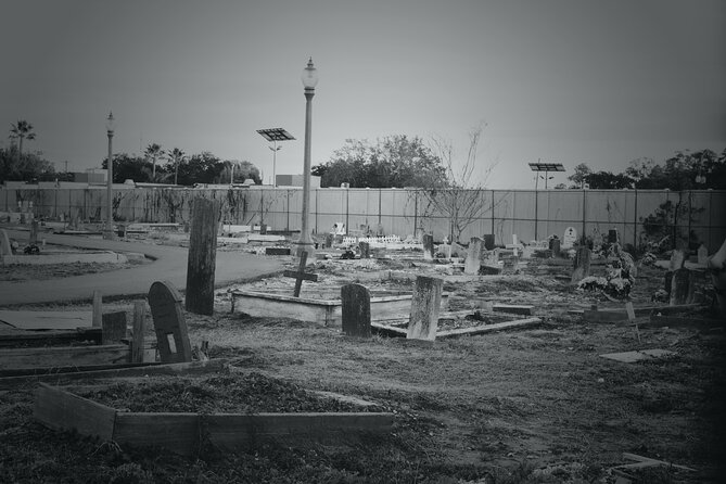 New Orleans Cemetery Bus Tour with Exclusive Cemetery Access - Stop 1: Bon’s New Orleans Street Food and the Pre-Tour Drink Moment