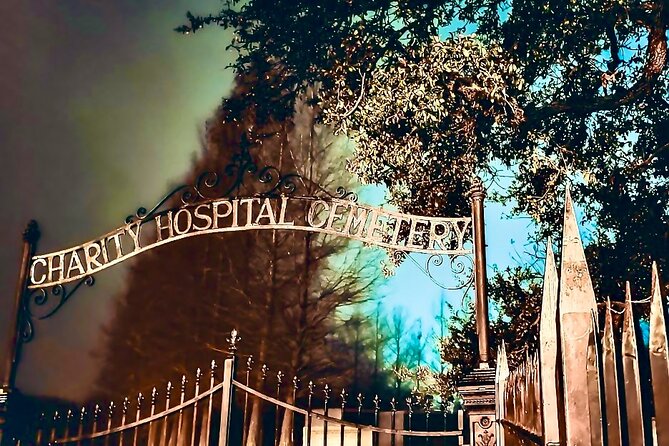 New Orleans Dead of Night Ghosts and Cemetery Bus Tour - City Park break and Café du Monde: the night’s reset button