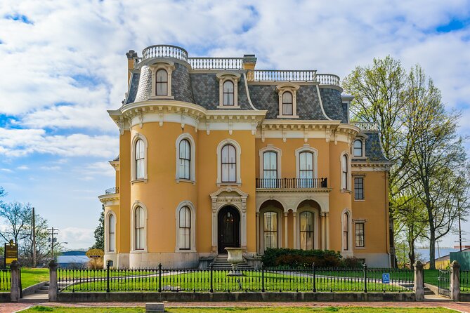 Old Louisvilles Famous Ghosts Smartphone Guided Walking Tour - How an app-guided ghost walk feels in Old Louisville