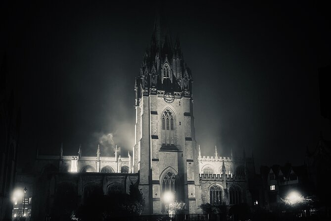 Oxford Twilight Ghost Tour - Meeting at Trinity College, then walking into twilight