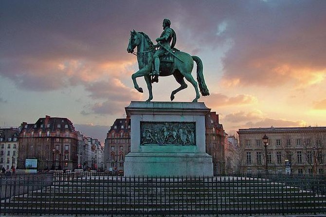 Paris by Night Walking Tour: Ghosts, Mysteries and Legends - Pont Neuf Meeting Point: Getting Oriented Before the Stories Start