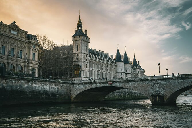 Paris Ghosts and Dark Stories Tour - Pont Neuf Legends: The Phantom Coach Opens the Night