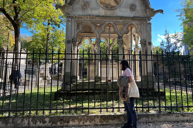 Paris: Haunted Père Lachaise Cemetery Guided Tour - What the tour actually covers inside Père-Lachaise