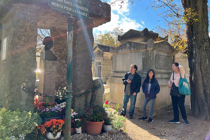 Paris: Haunted Père Lachaise Cemetery Guided Tour - The haunted angle: spooky storytelling versus pure history