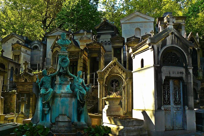 Paris: Haunted Père Lachaise Cemetery Guided Tour - Meeting point on Bd de Ménilmontant: the start is half the win