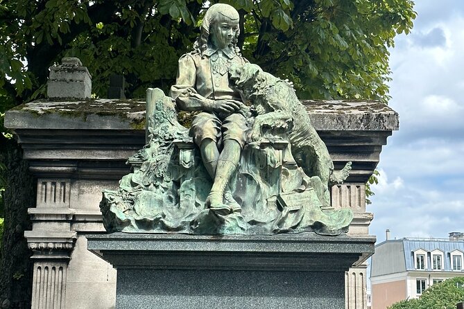 Père Lachaise's Cemetery Celebrities and Ghosts Mystery Tour - Guides and pacing: what you should expect from the experience style