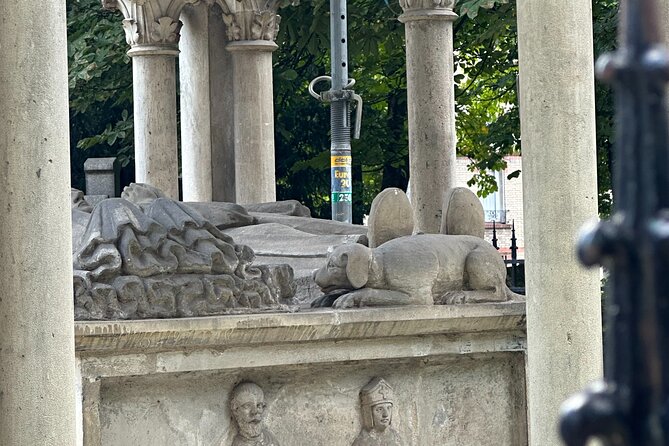 Père Lachaise's Cemetery Celebrities and Ghosts Mystery Tour - What you’ll see: the stops that actually change how you read the cemetery