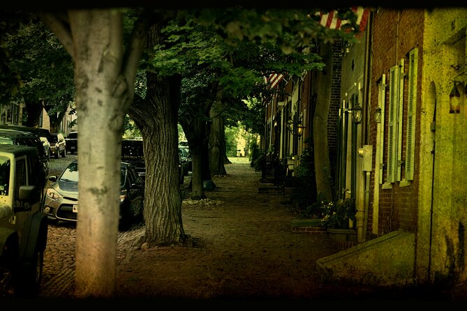 Phantoms of the Potomac: Old Town Alexandria Ghost Tour - Stop 5: A 200-year-old home and the Revolutionary War commander rumor