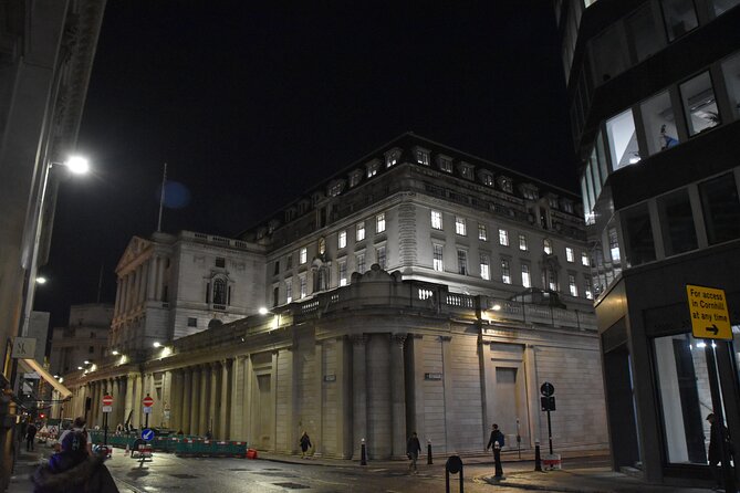 Private Ghosts and Gore Walking Tour of London - Starting at the Monument and getting oriented fast
