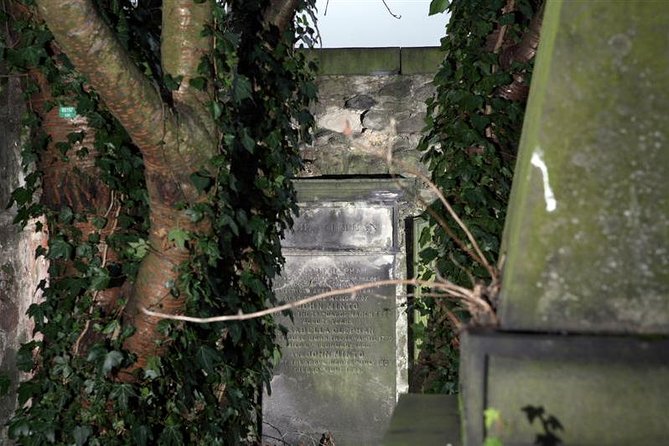 Small Group Edinburgh Underground Vaults & Graveyard Ghost Tour - Blair Street Underground Vaults: Cold air, tight rooms, and spooky storytelling