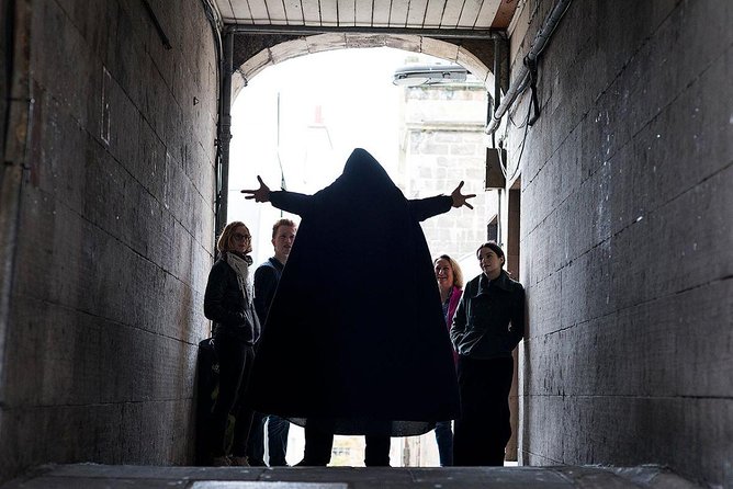 Small Group Ghost Tour incl. Underground Vaults & free drink in Megget's Cellar - High Street Start at Mercat Cross: Riots, Crowds, and the Tone of the Night
