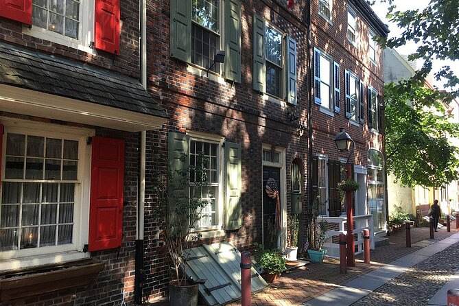 The Ghosts of Philadelphia Tour - Walking Old City at 8:00 pm: where the story clicks