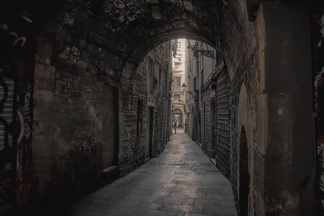 The Gothic Trail – Ghosts of Barcelona Exploration Game - How the game actually works: clues, puzzles, and step-by-step directions