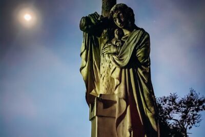 The Haunted Ghost Bus Tour in San Antonio - The cemetery stop: short walking, heavy mood