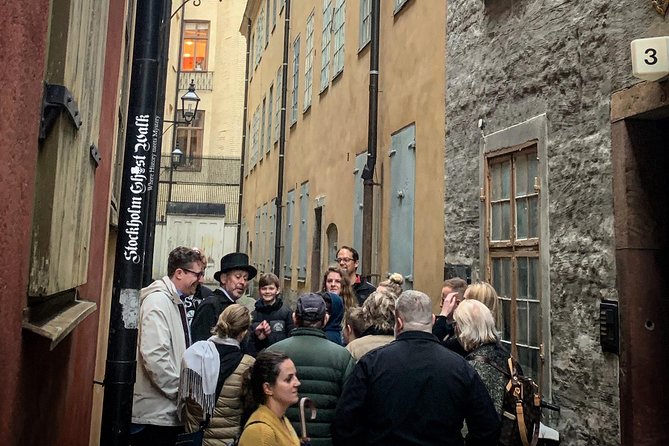The Original Stockholm Ghost Walk and Historical Tour - Gamla Stan - The guide’s performance style: why Christofer, Callum, Reese, and others matter