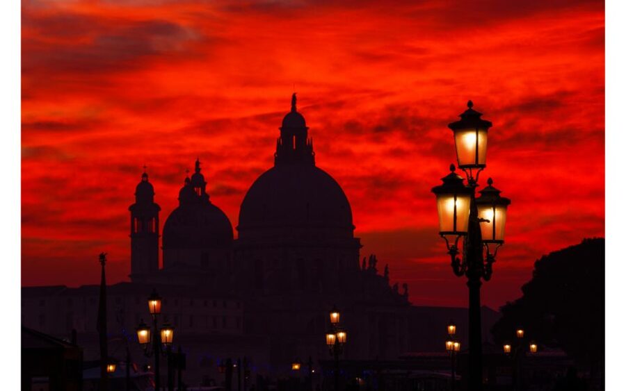Venice: Mysterious Tales of Ghosts and Murders - Where the tour begins: Campo San Bartolomio and the FARMACIA meeting point