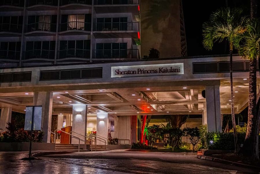 Waikiki Ghosts Boos and Booze Haunted Pub Crawl - Royal Hawaiian Center and ESPACIO: why the walk matters more than the drinks