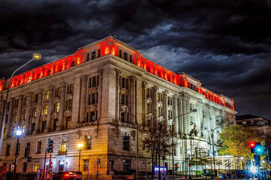 Washington, DC: Ghosts and Spirits Haunted Walking Tour - The final stop at the Treasury Building: recap, questions, and photo exchange