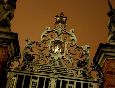 Williamsburg: Colonial Ghosts Haunted Walking Tour - Meeting at Merchant’s Square: Find the Jefferson Bench