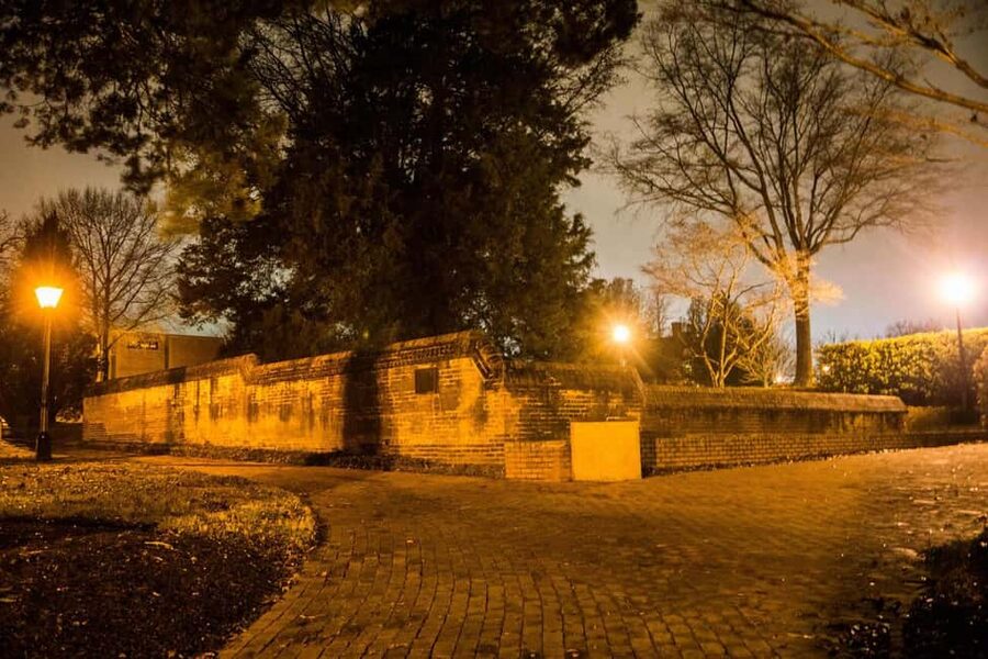 Williamsburg: Colonial Ghosts Ultimate Dead of Night Tour - Public Gaol and Mr. Scratch: the tour’s early jolt